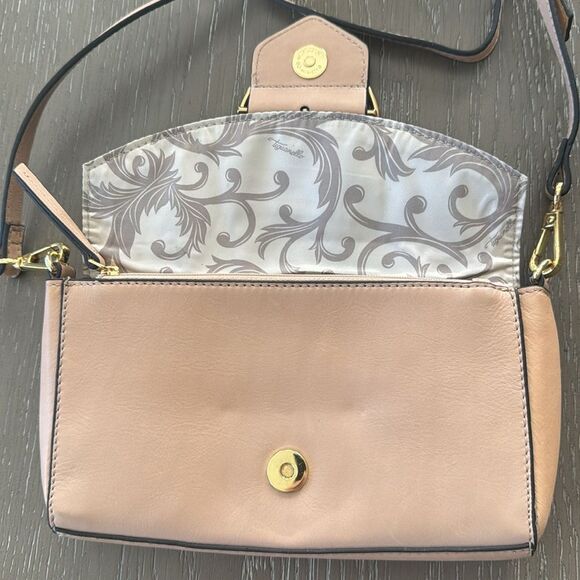 Tignanello Elegant Light Peach Leather Crossbody Bag Gold Tone Ring Accents EUC - Picture 6 of 14